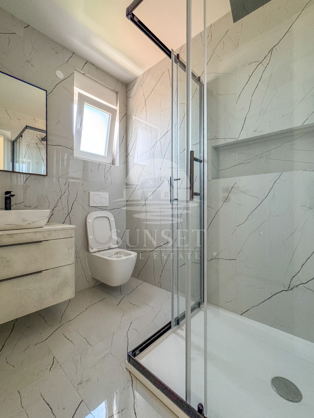 MODERNA CASA BIFAMILIARE DI ALTA QUALITÀ NELLA ZONA DI MOMJAN