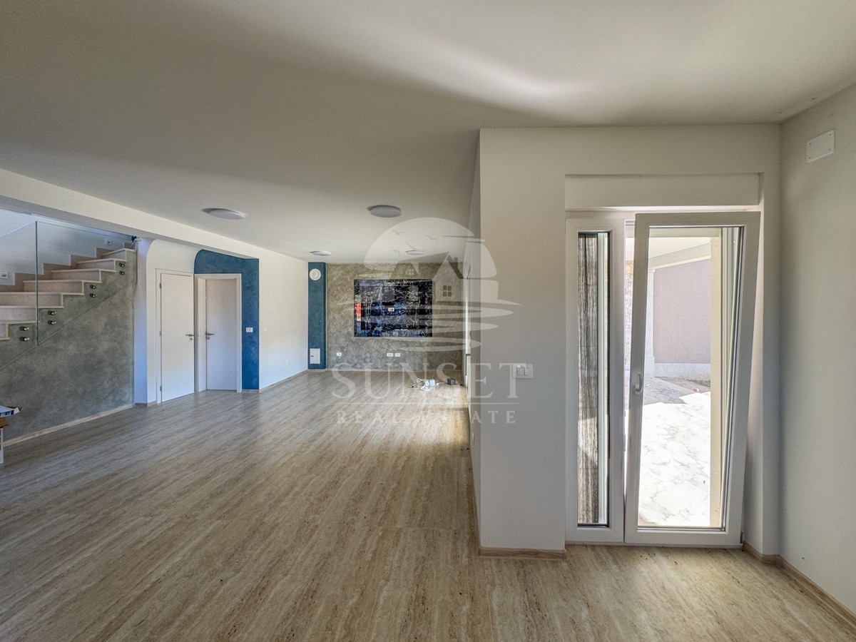 MODERNA CASA BIFAMILIARE DI ALTA QUALITÀ NELLA ZONA DI MOMJAN