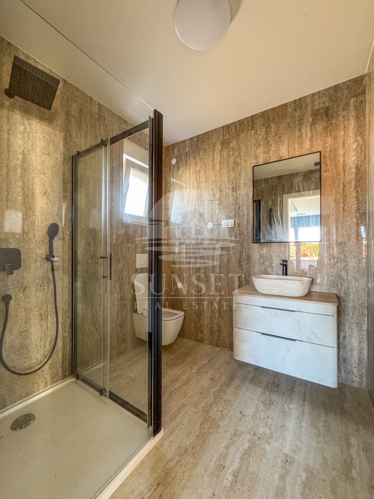 MODERNA CASA BIFAMILIARE DI ALTA QUALITÀ NELLA ZONA DI MOMJAN