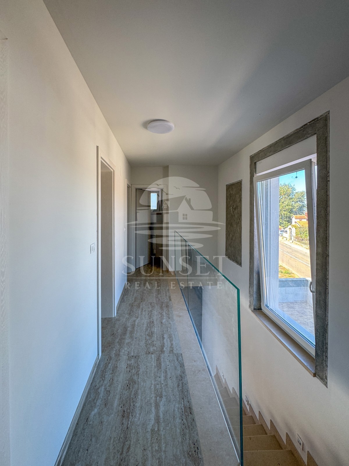 MODERNA CASA BIFAMILIARE DI ALTA QUALITÀ NELLA ZONA DI MOMJAN