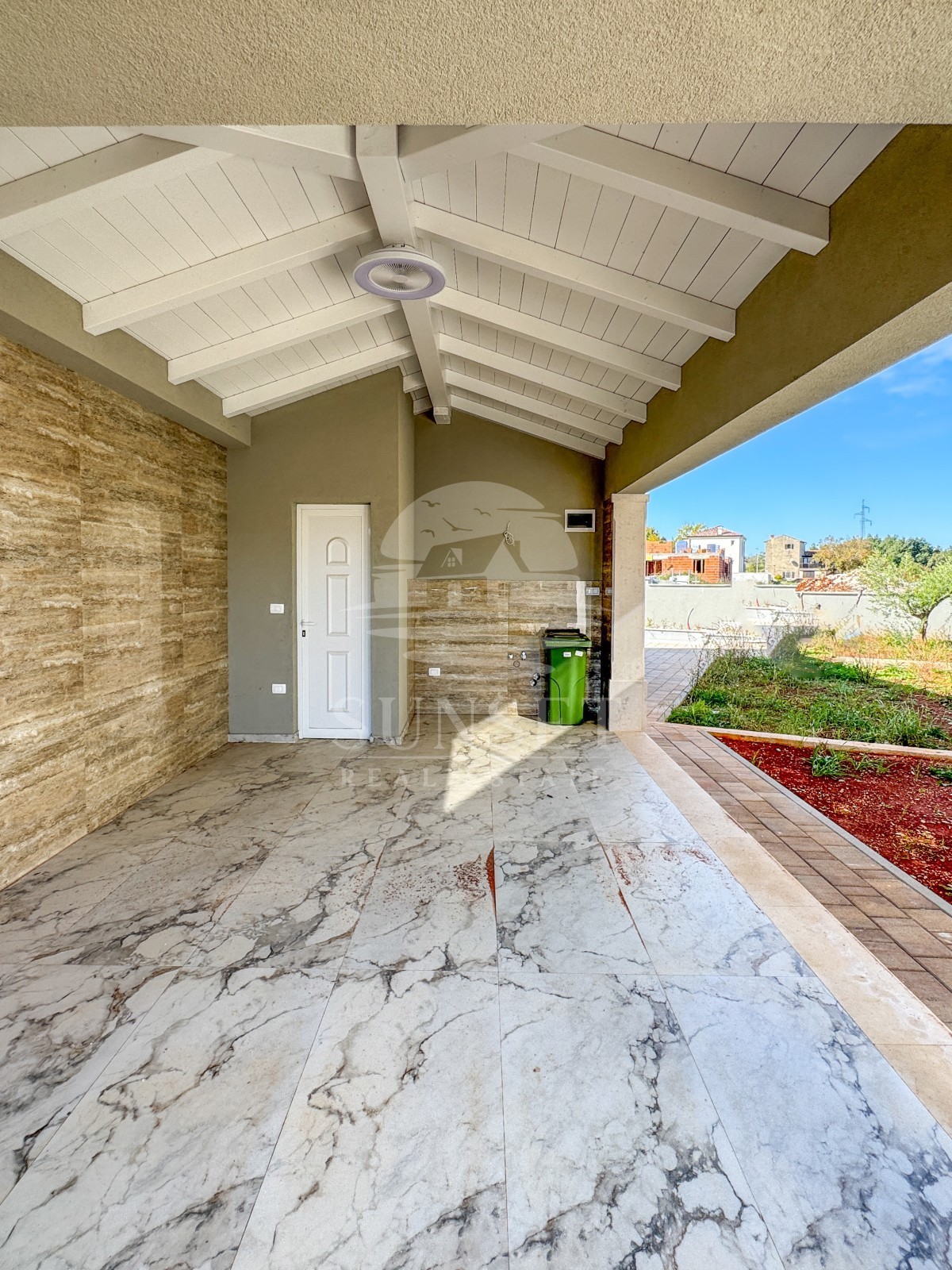 MODERNA CASA BIFAMILIARE DI ALTA QUALITÀ NELLA ZONA DI MOMJAN