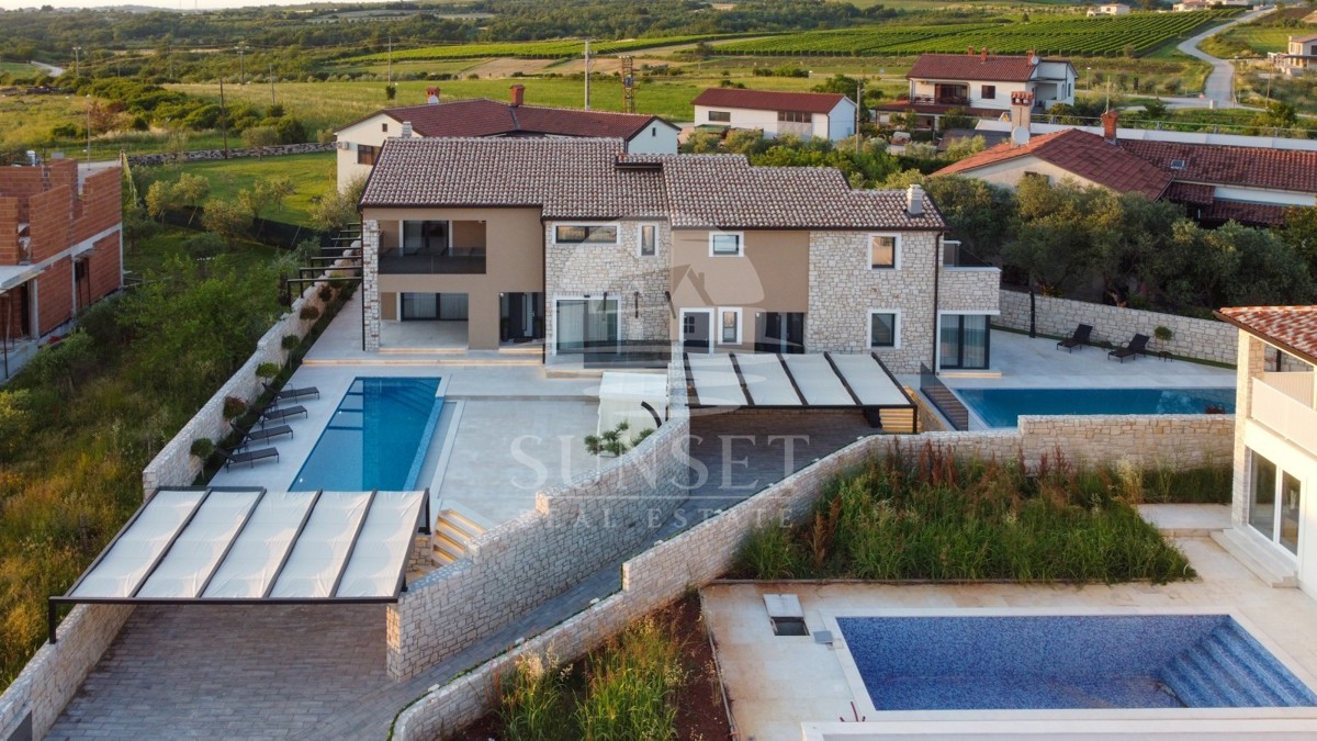 VILLA DUPLEX CON PISCINA, A 7 KM DA NOVIGRAD