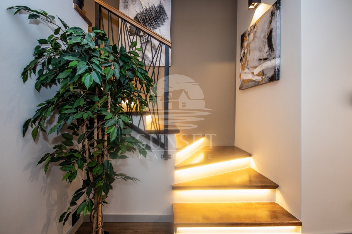 VILLA DUPLEX CON PISCINA, A 7 KM DA NOVIGRAD