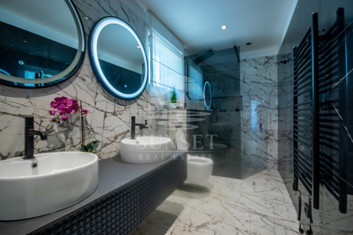 VILLA DUPLEX CON PISCINA, A 7 KM DA NOVIGRAD