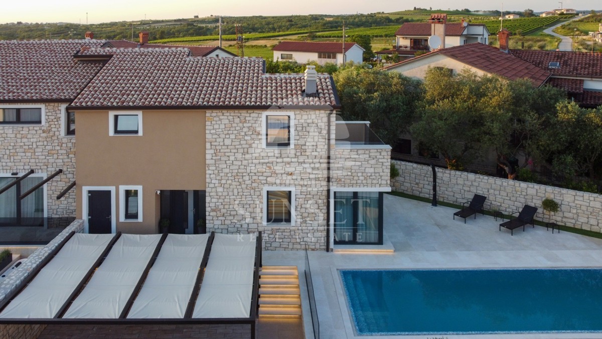 VILLA DUPLEX CON PISCINA, A 7 KM DA NOVIGRAD