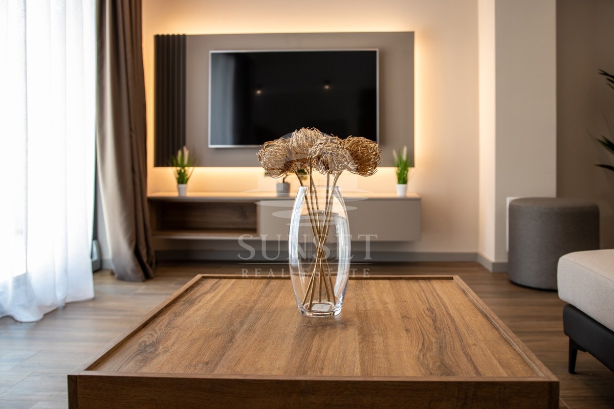 VILLA DUPLEX CON PISCINA, A 7 KM DA NOVIGRAD