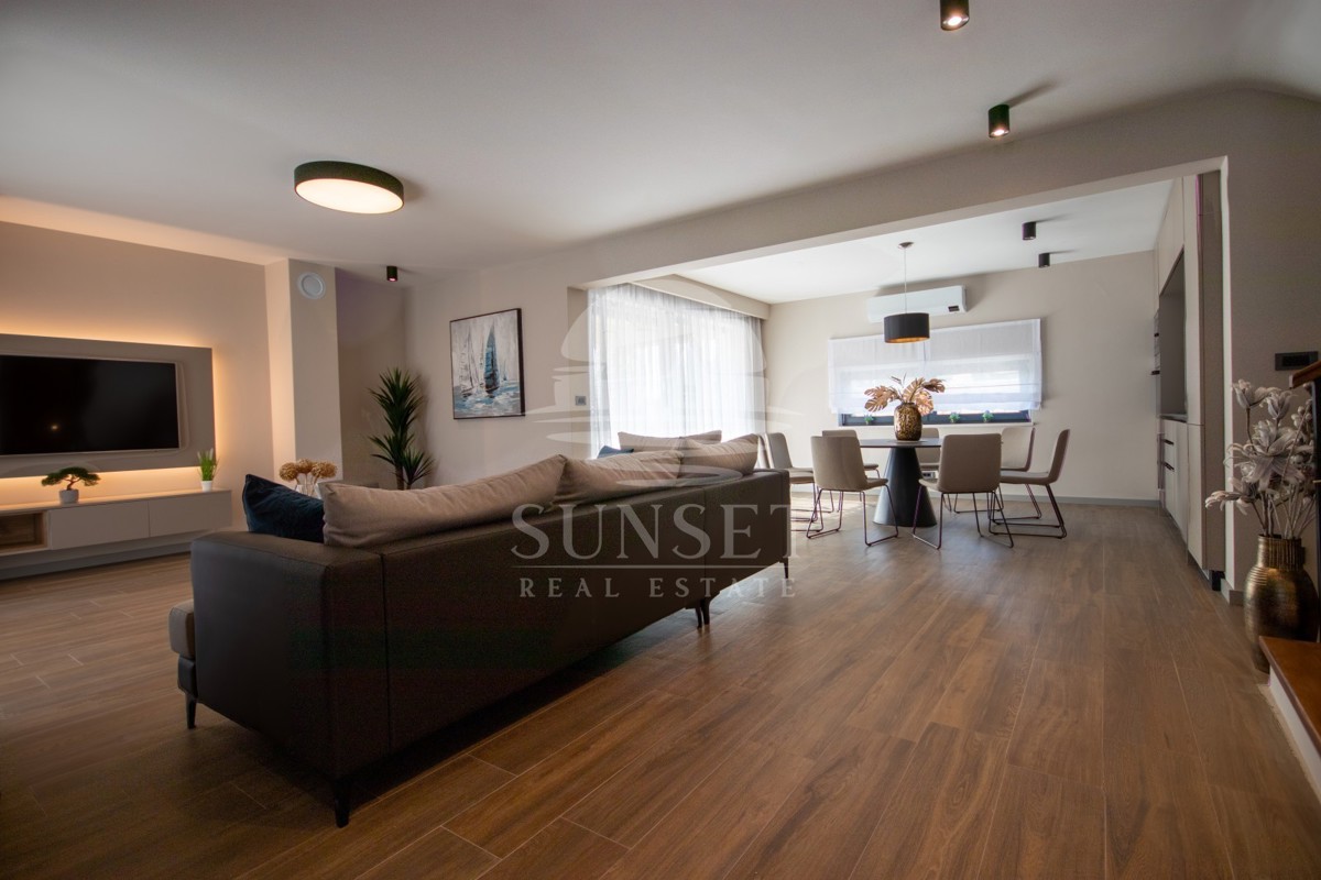 VILLA DUPLEX CON PISCINA, A 7 KM DA NOVIGRAD