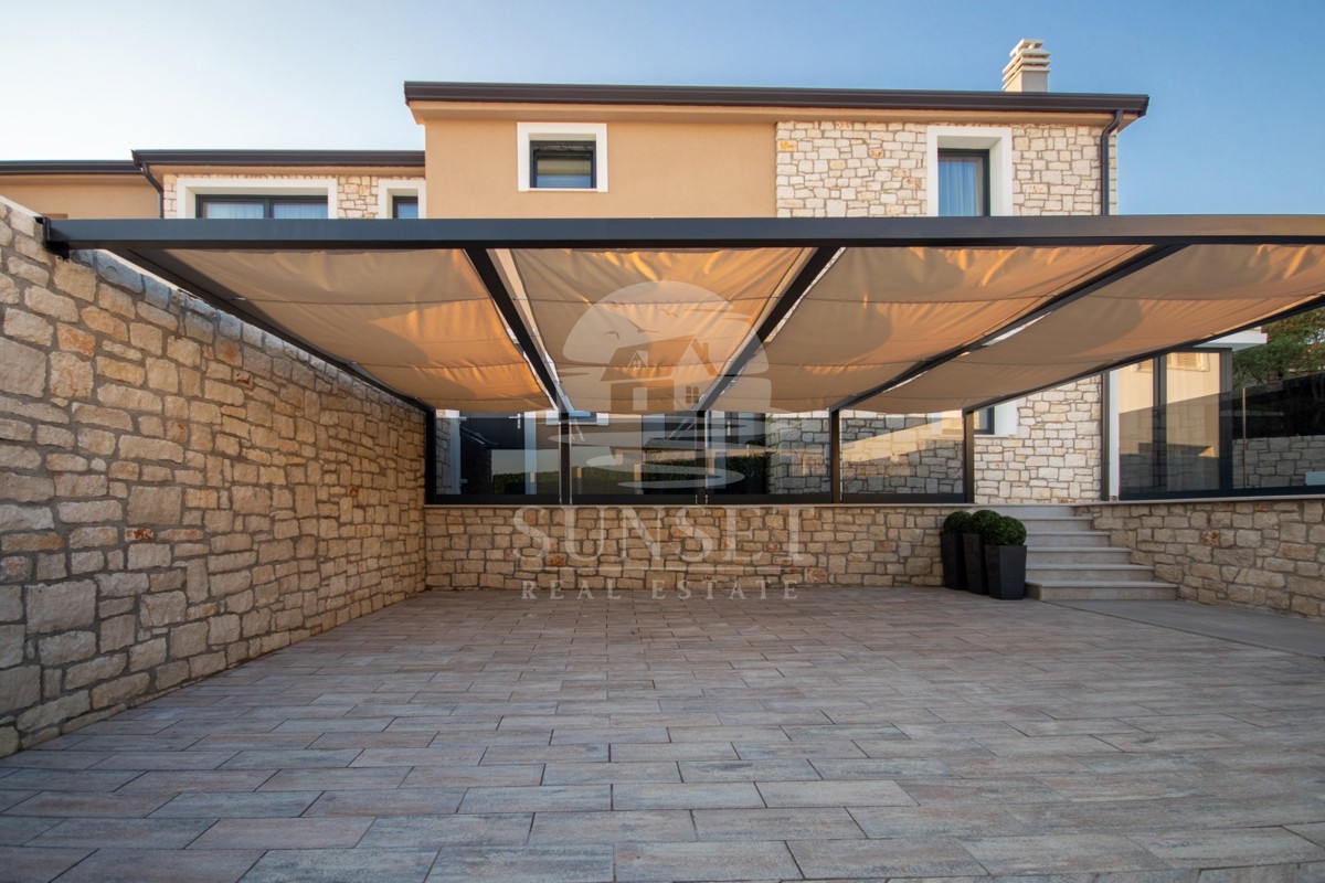 VILLA DUPLEX CON PISCINA, A 7 KM DA NOVIGRAD