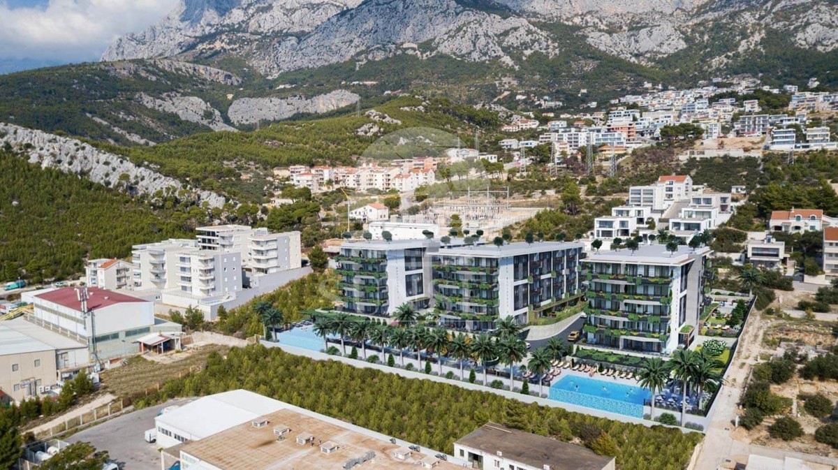 MAKARSKA  - APPARTAMENTO DI LUSSO CON TRE CAMERE DA LETTO, TERRAZZA E GIARDINO AL PIANO TERRA