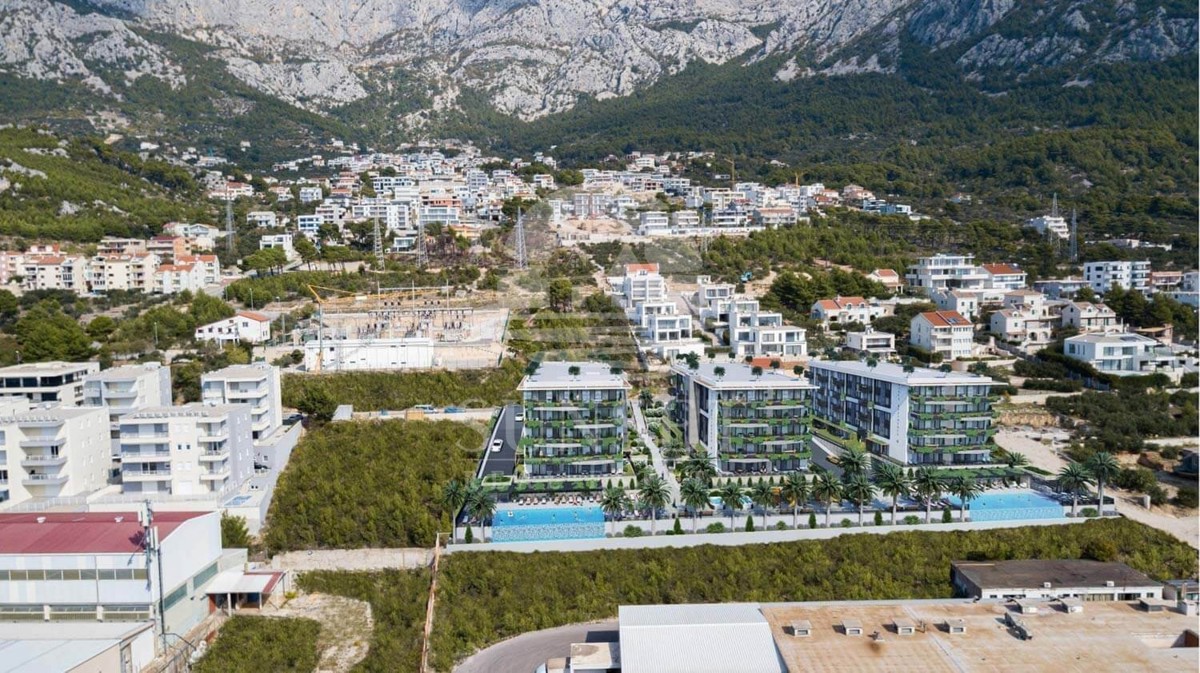 MAKARSKA  - APPARTAMENTO DI LUSSO CON TRE CAMERE DA LETTO, TERRAZZA E GIARDINO AL PIANO TERRA