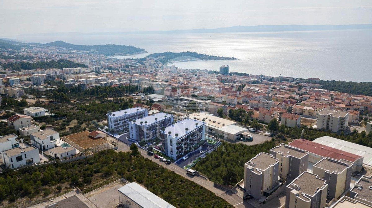 MAKARSKA  - APPARTAMENTO DI LUSSO CON TRE CAMERE DA LETTO, TERRAZZA E GIARDINO AL PIANO TERRA