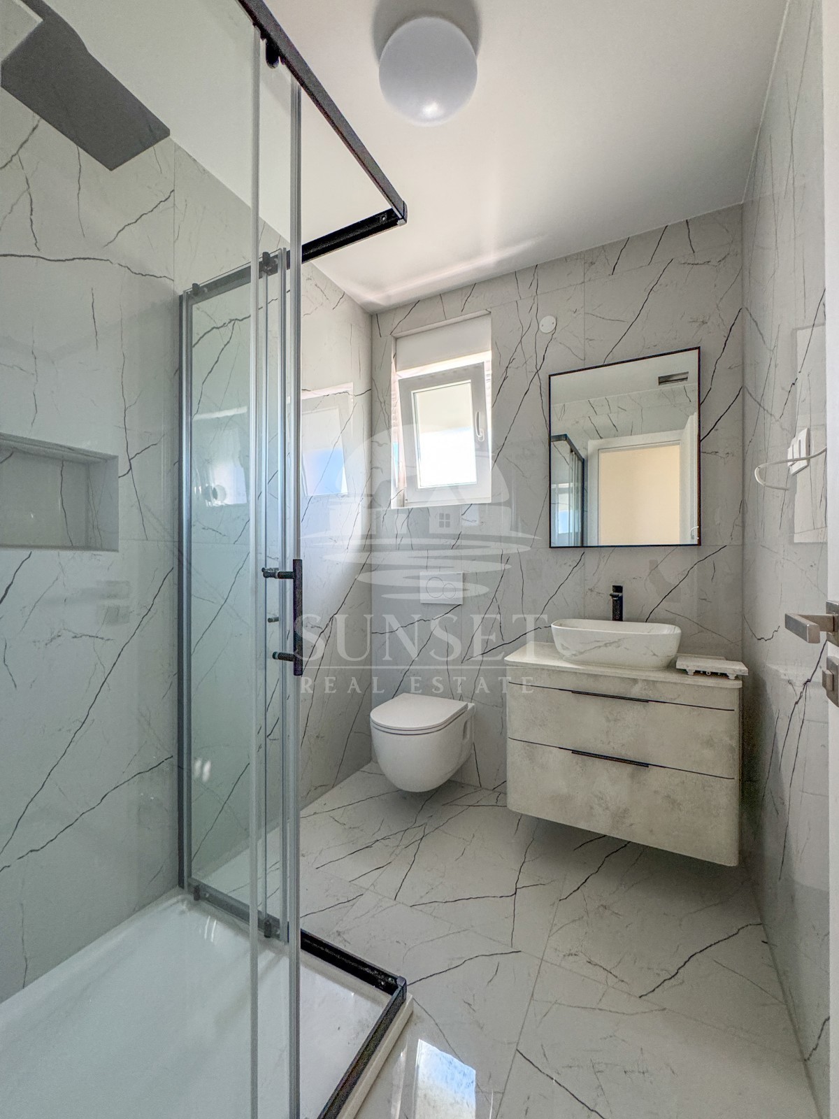 MODERNA CASA BIFAMILIARE DI ALTA QUALITÀ NELLA ZONA DI MOMJAN