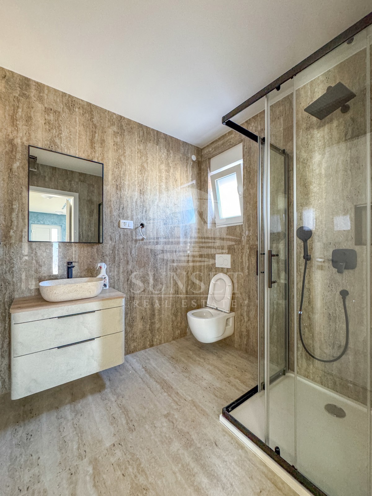 MODERNA CASA BIFAMILIARE DI ALTA QUALITÀ NELLA ZONA DI MOMJAN