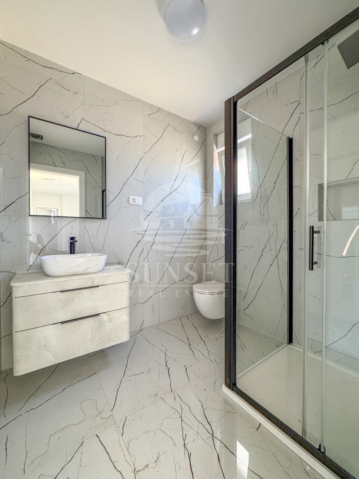 MODERNA CASA BIFAMILIARE DI ALTA QUALITÀ NELLA ZONA DI MOMJAN