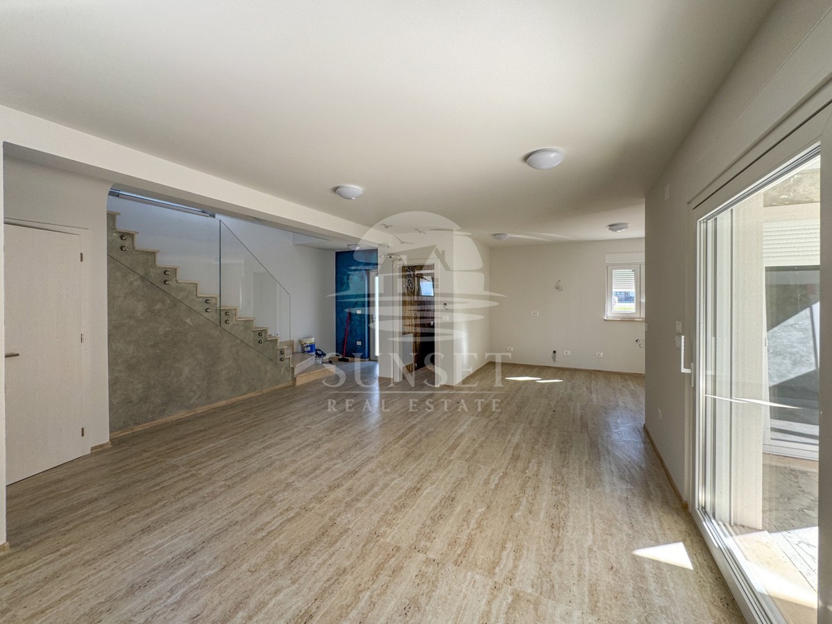 MODERNA CASA BIFAMILIARE DI ALTA QUALITÀ NELLA ZONA DI MOMJAN