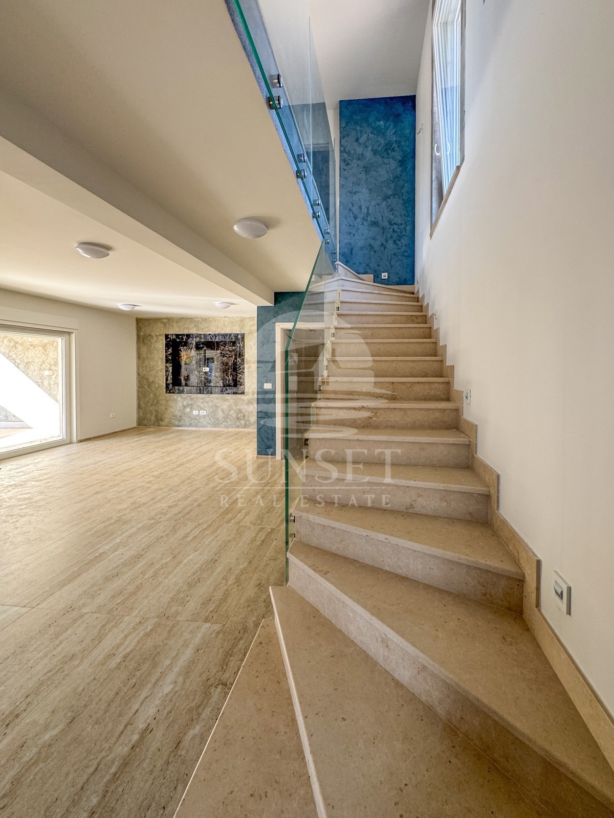 MODERNA CASA BIFAMILIARE DI ALTA QUALITÀ NELLA ZONA DI MOMJAN