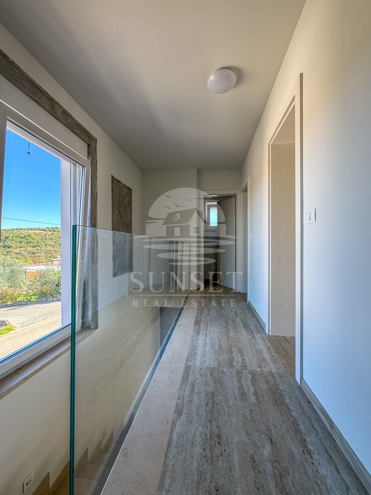 MODERNA CASA BIFAMILIARE DI ALTA QUALITÀ NELLA ZONA DI MOMJAN