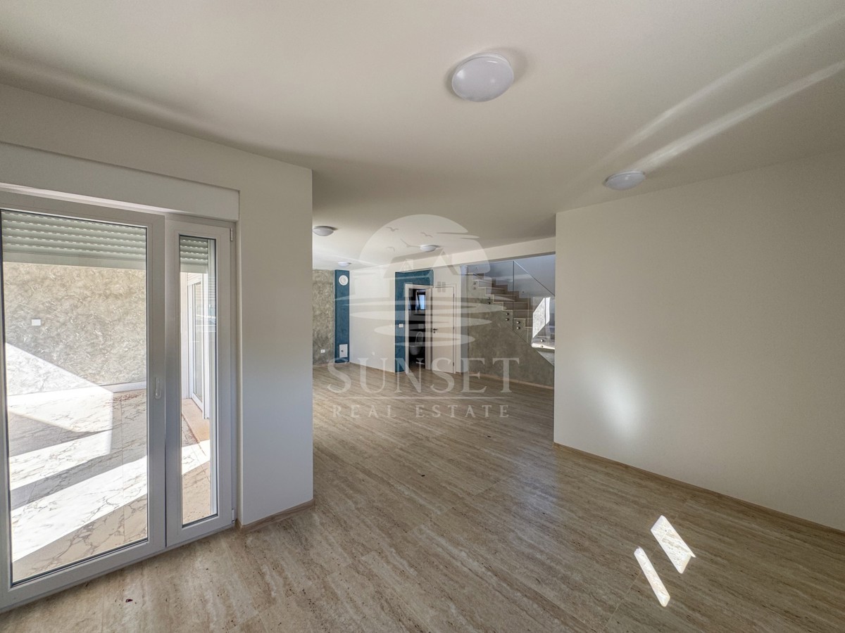 MODERNA CASA BIFAMILIARE DI ALTA QUALITÀ NELLA ZONA DI MOMJAN