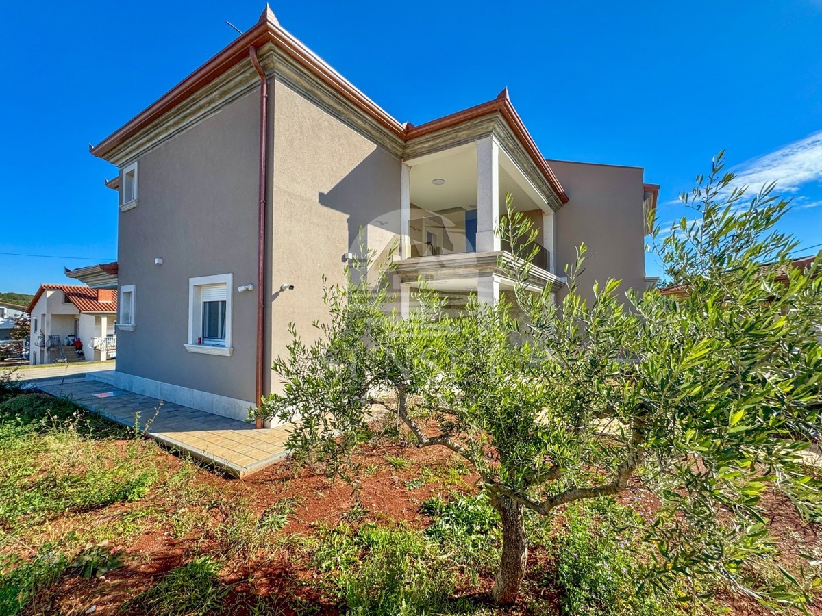 MODERNA CASA BIFAMILIARE DI ALTA QUALITÀ NELLA ZONA DI MOMJAN