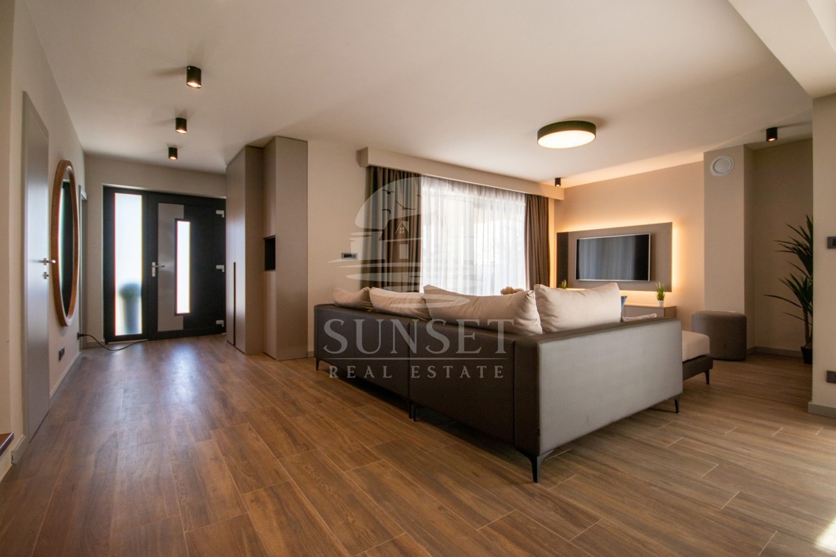 VILLA BIFAMILIARE CON PISCINA, A 7 KM DA NOVIGRAD