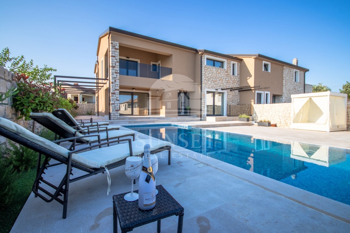 VILLA BIFAMILIARE CON PISCINA, A 7 KM DA NOVIGRAD