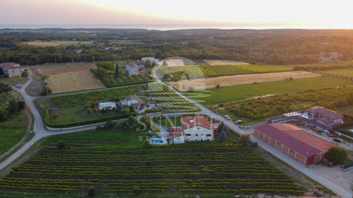VILLA BIFAMILIARE CON PISCINA, A 7 KM DA NOVIGRAD