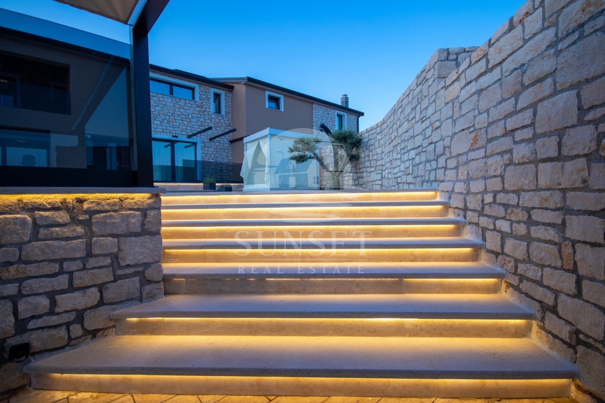 VILLA BIFAMILIARE CON PISCINA, A 7 KM DA NOVIGRAD