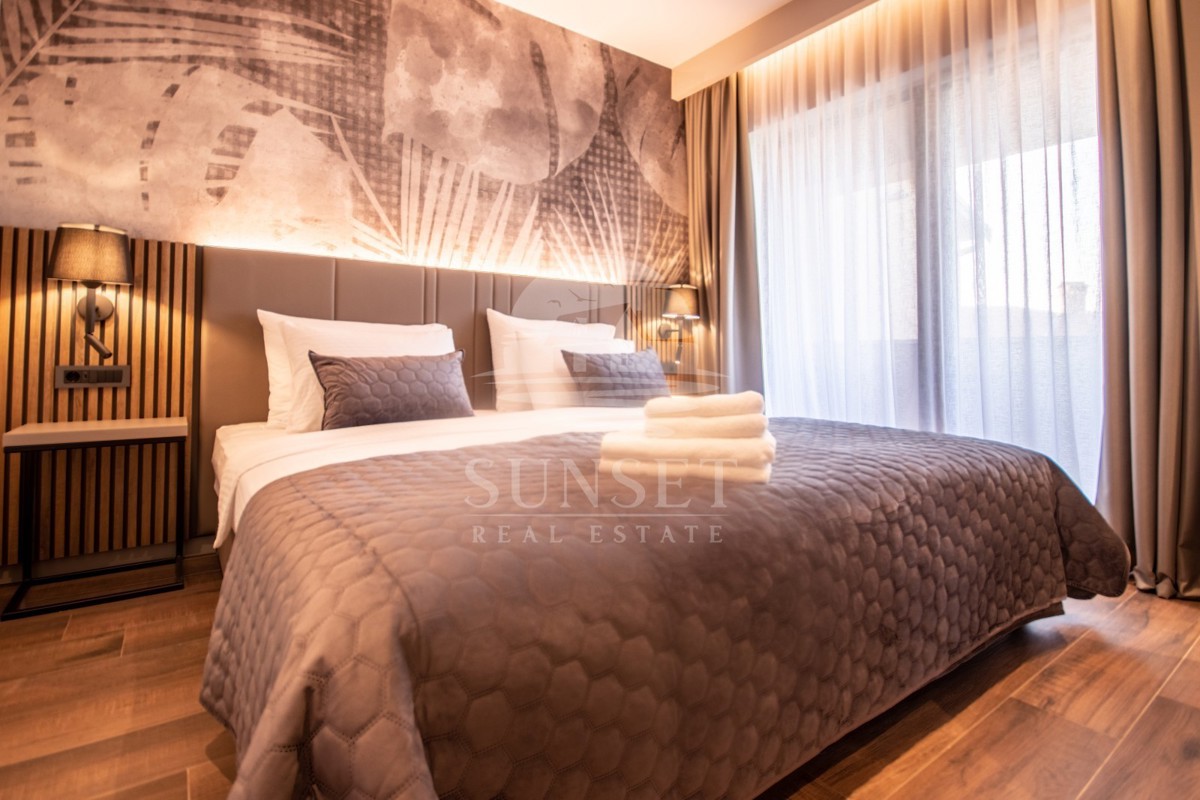 VILLA BIFAMILIARE CON PISCINA, A 7 KM DA NOVIGRAD