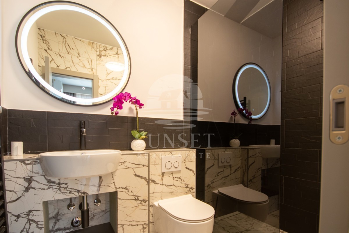 VILLA BIFAMILIARE CON PISCINA, A 7 KM DA NOVIGRAD