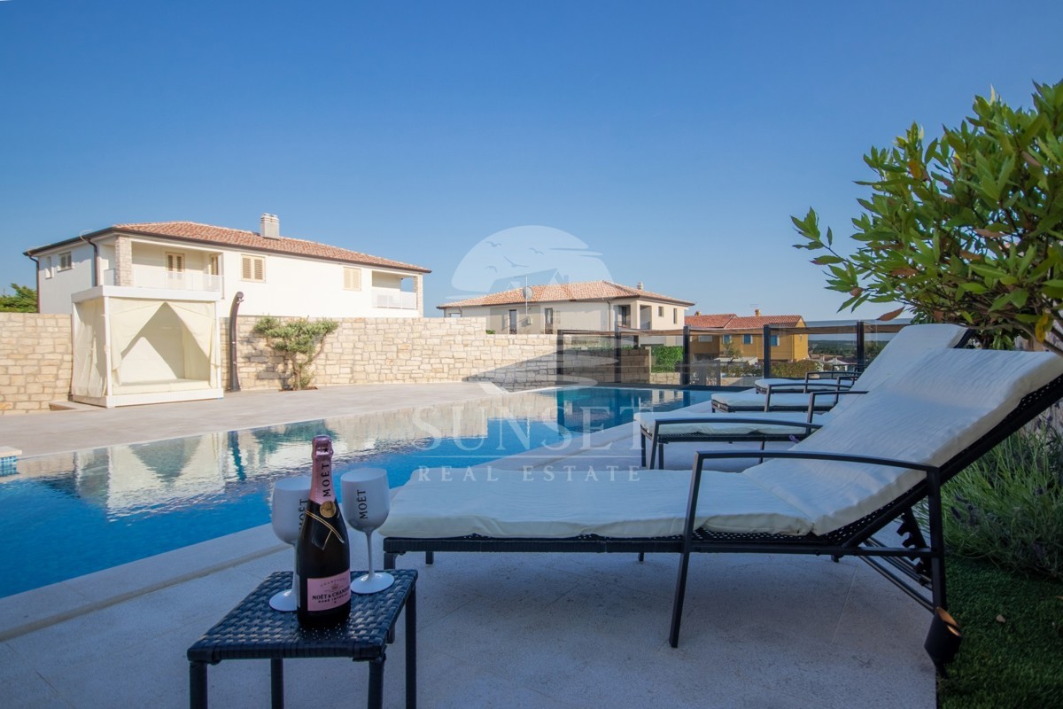 VILLA BIFAMILIARE CON PISCINA, A 7 KM DA NOVIGRAD