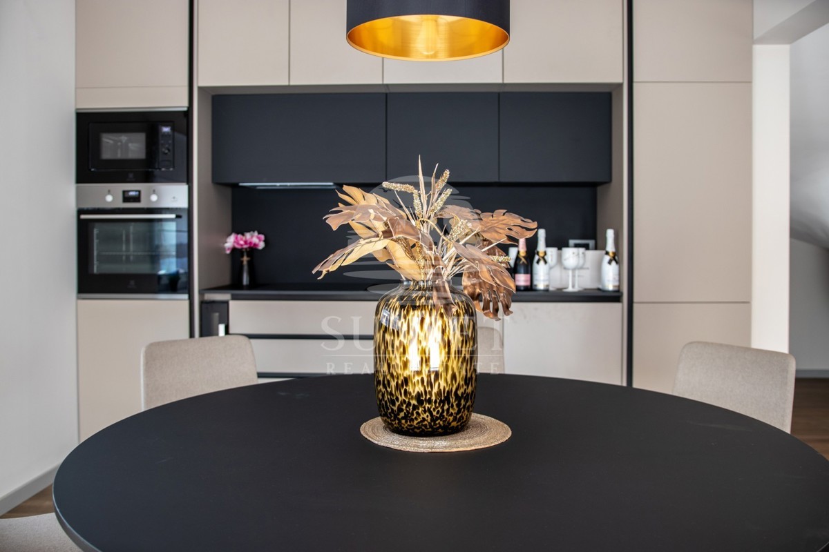 VILLA BIFAMILIARE CON PISCINA, A 7 KM DA NOVIGRAD