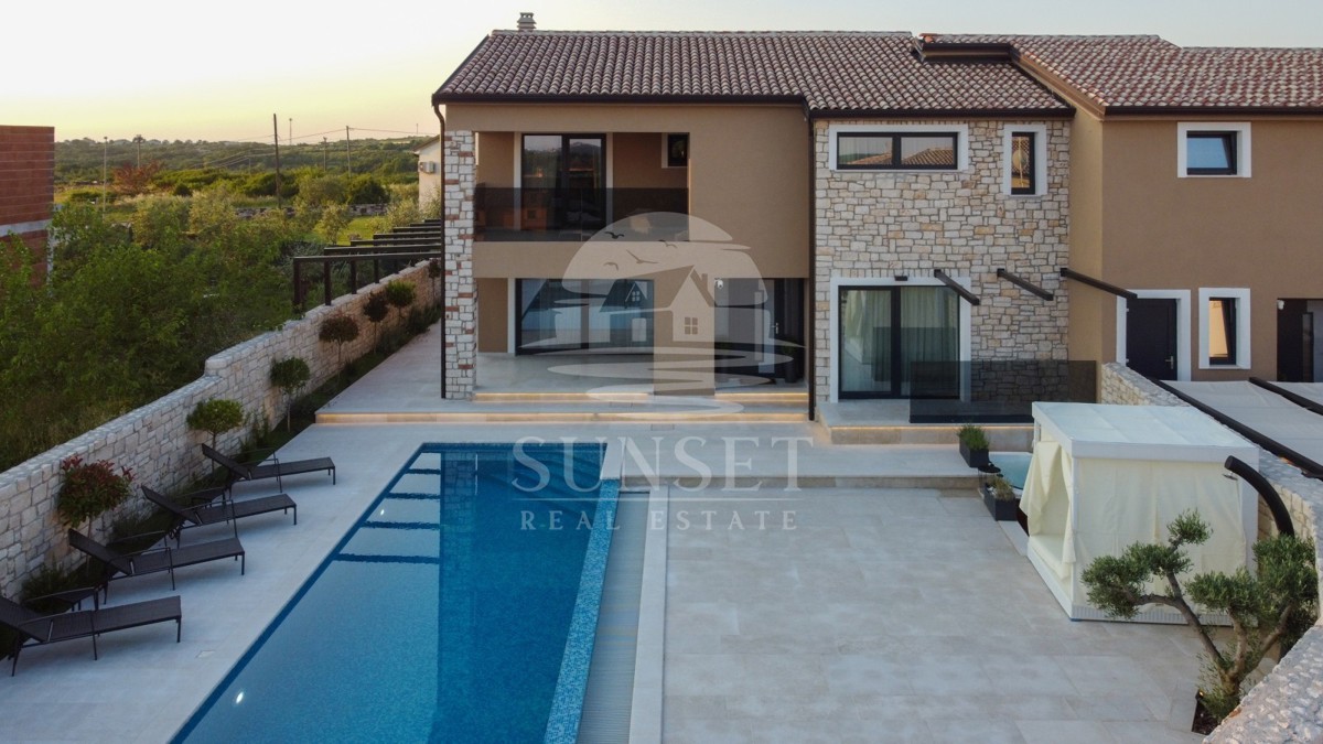 VILLA BIFAMILIARE CON PISCINA, A 7 KM DA NOVIGRAD