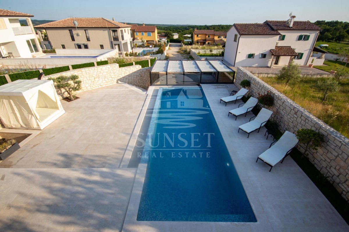 VILLA BIFAMILIARE CON PISCINA, A 7 KM DA NOVIGRAD