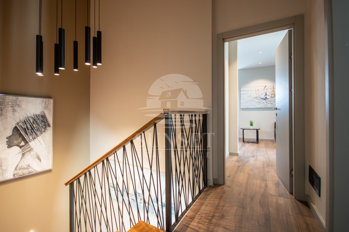 VILLA BIFAMILIARE CON PISCINA, A 7 KM DA NOVIGRAD