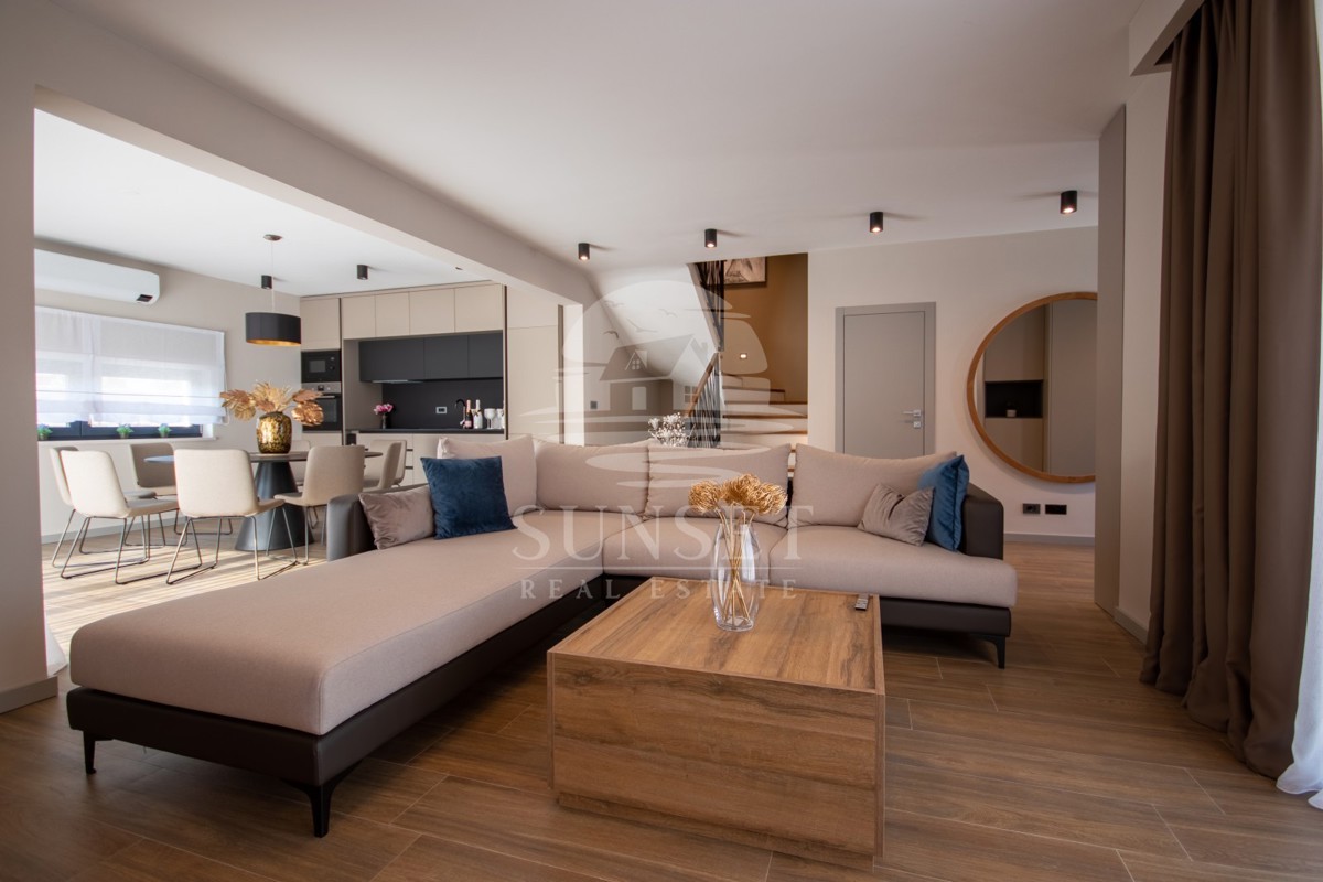 VILLA BIFAMILIARE CON PISCINA, A 7 KM DA NOVIGRAD