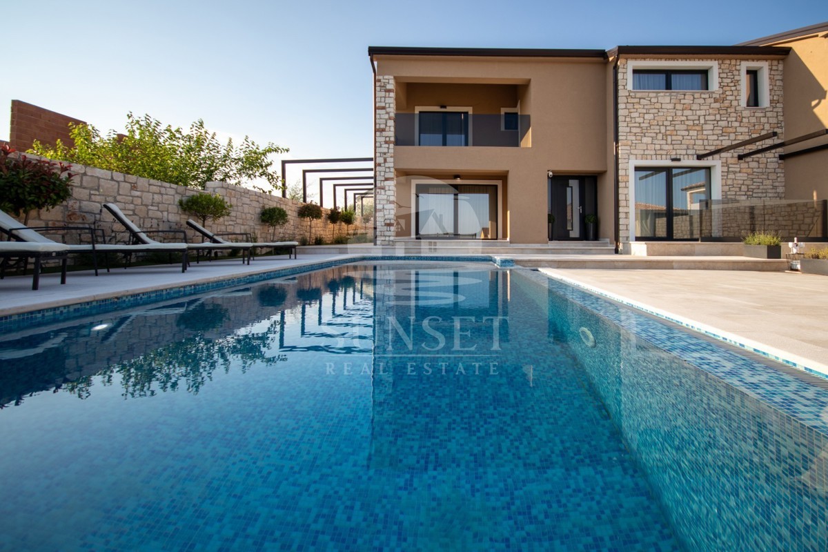 VILLA BIFAMILIARE CON PISCINA, A 7 KM DA NOVIGRAD