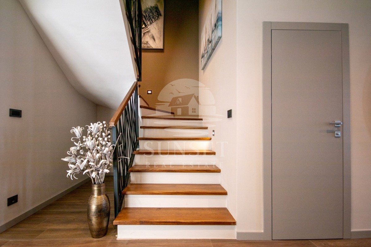 VILLA BIFAMILIARE CON PISCINA, A 7 KM DA NOVIGRAD