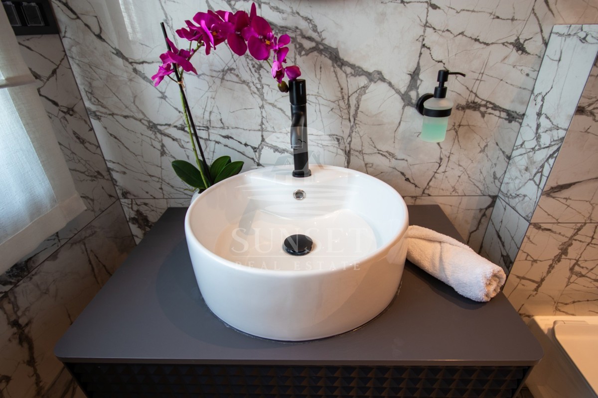 VILLA BIFAMILIARE CON PISCINA, A 7 KM DA NOVIGRAD