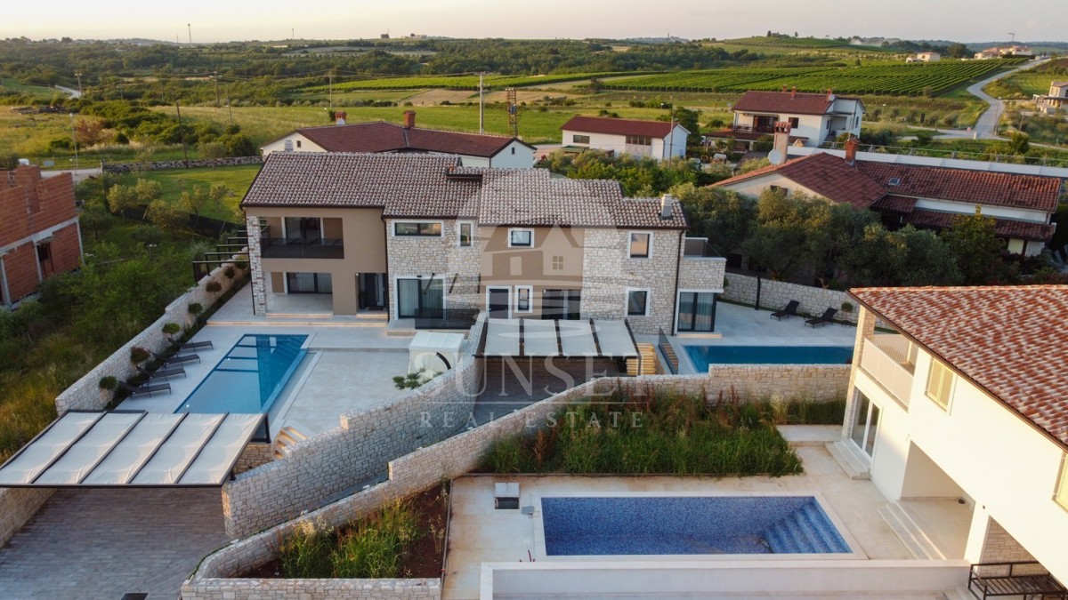 VILLA BIFAMILIARE CON PISCINA, A 7 KM DA NOVIGRAD