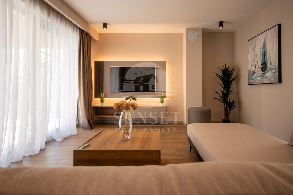 VILLA BIFAMILIARE CON PISCINA, A 7 KM DA NOVIGRAD