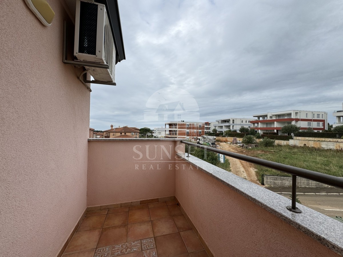 NOVIGRAD - AMPIO APPARTAMENTO TRILOCALE CON VISTA MARE