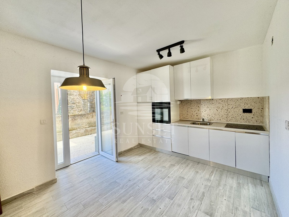 AFFASCINANTE CASA ISTRIANA CON DUE UNITÀ ABITATIVE SEPARATE E CORTILE