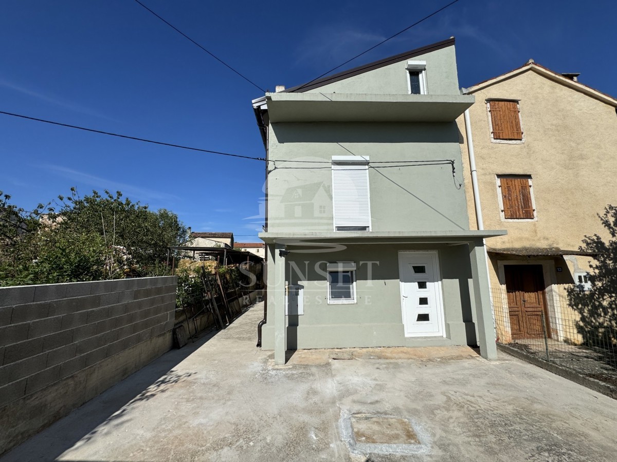 AFFASCINANTE CASA ISTRIANA CON DUE UNITÀ ABITATIVE SEPARATE E CORTILE