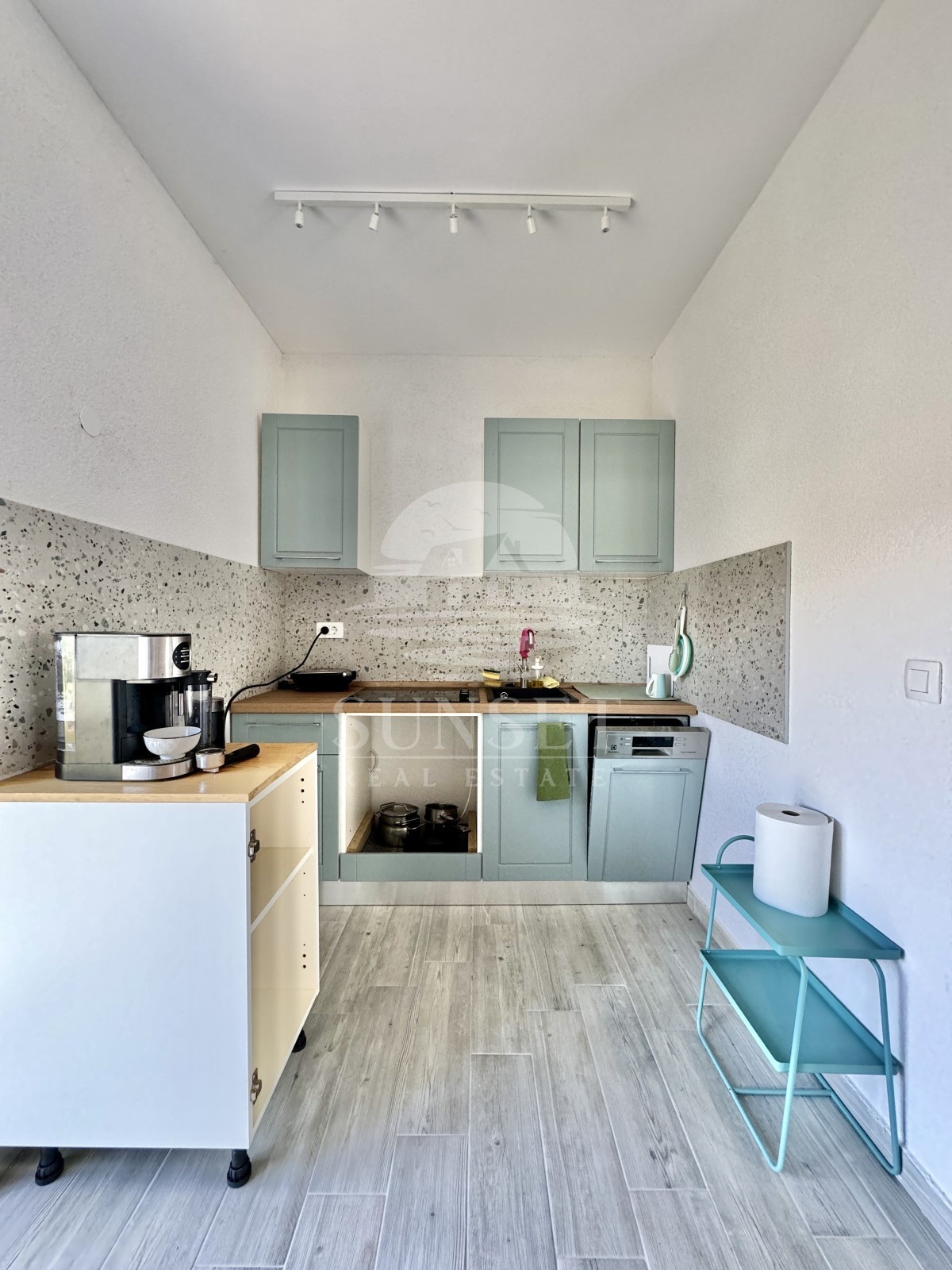 AFFASCINANTE CASA ISTRIANA CON DUE UNITÀ ABITATIVE SEPARATE E CORTILE