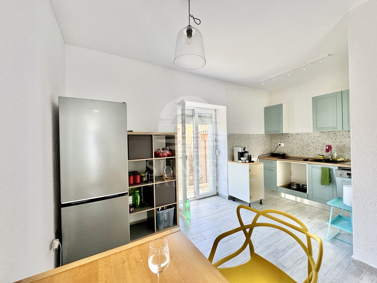 AFFASCINANTE CASA ISTRIANA CON DUE UNITÀ ABITATIVE SEPARATE E CORTILE