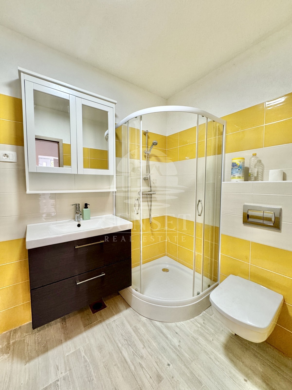 AFFASCINANTE CASA ISTRIANA CON DUE UNITÀ ABITATIVE SEPARATE E CORTILE