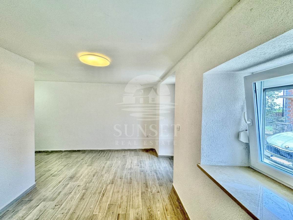 AFFASCINANTE CASA ISTRIANA CON DUE UNITÀ ABITATIVE SEPARATE E CORTILE