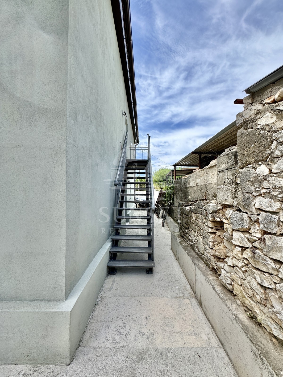 AFFASCINANTE CASA ISTRIANA CON DUE UNITÀ ABITATIVE SEPARATE E CORTILE