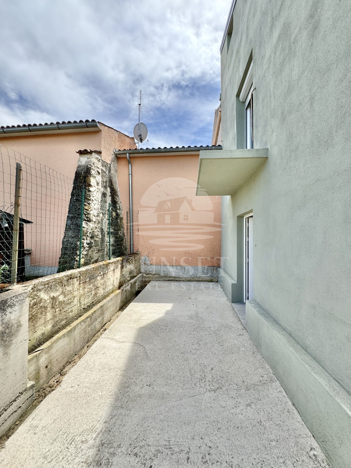 AFFASCINANTE CASA ISTRIANA CON DUE UNITÀ ABITATIVE SEPARATE E CORTILE