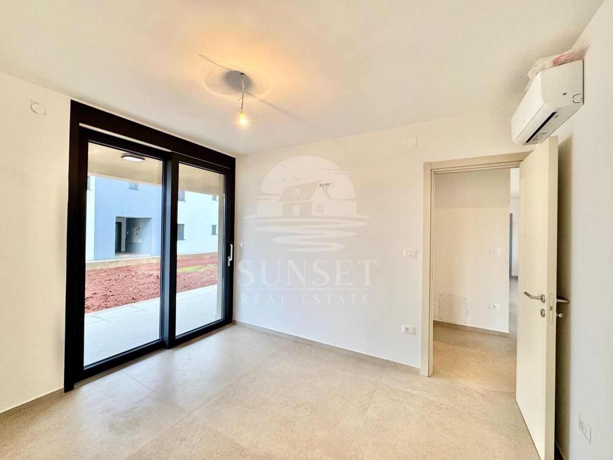 MODERNO APPARTAMENTO CON DUE CAMERE DA LETTO, GIARDINO E TERRAZZA NEI PRESSI DI UMAGO